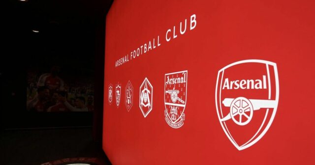 Riaditeľ nástrojov opúšťa povinnosť pri odchode bombového bombového útoku, keď sa pripravila významná konferenčná miestnosť | Futbal | Športová aktivita 

