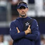 Roger Staubach šoky Brian Schottenheimer na tlačovej konferencii