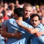 Erling Haaland oslavuje svoj úvodný gól vs Arsenal so spoluhráčmi.