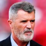 TV Pundit Roy Keane vyzerá.