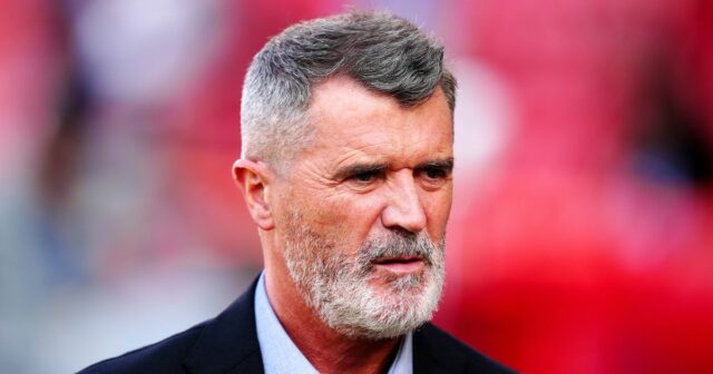 TV Pundit Roy Keane vyzerá. 