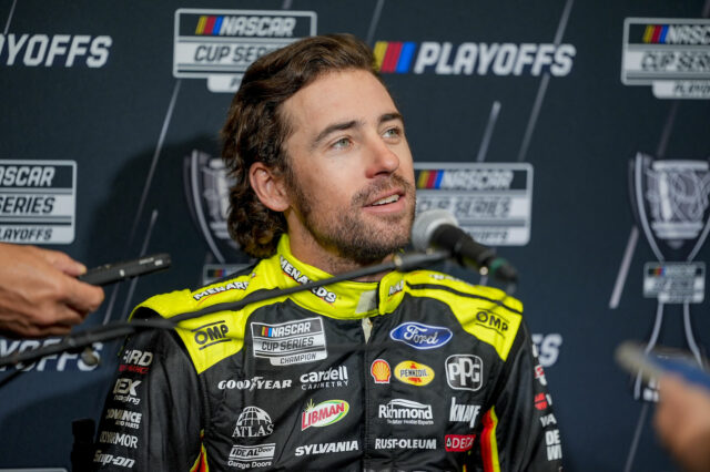 Ryan Blaney reaguje na „jedinečný“ pohyb NASCAR na Mesiac porozumenia rakoviny rakoviny Busta 

