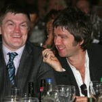 Oasis Star Noel Gallagher (vpravo) vydala po jeho smrti srdečnú poctu blízkemu priateľovi Ricky Hattonovi (vľavo)