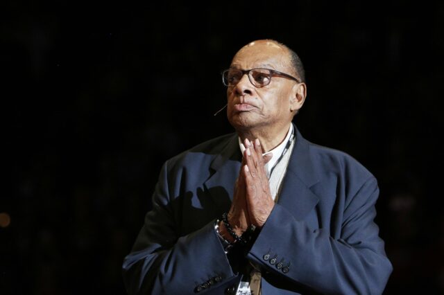 Sieň slávy basketbalu George Raveling zomrie o 88