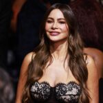 Cast a Crew akceptujú cenu vynikajúce limitované alebo antológie "Dospievanie" na pódiu počas 77. Primetime Emmy Awards v divadle Peacock 14. septembra 2025 (Obrázok Via Getty)