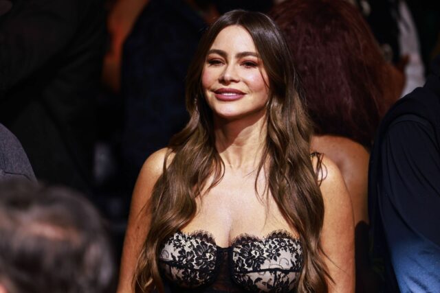     Cast a Crew akceptujú cenu vynikajúce limitované alebo antológie "Dospievanie" na pódiu počas 77. Primetime Emmy Awards v divadle Peacock 14. septembra 2025 (Obrázok Via Getty)