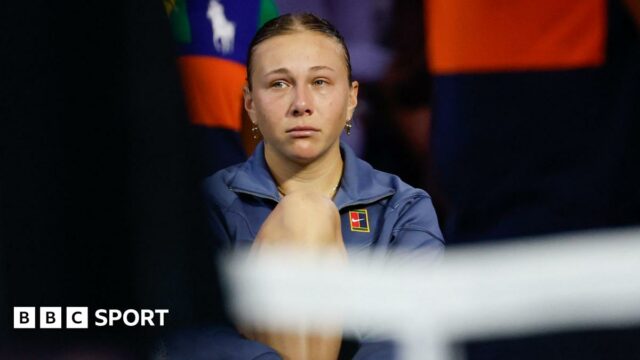 Amanda Anisimova sits down on court at the US Open