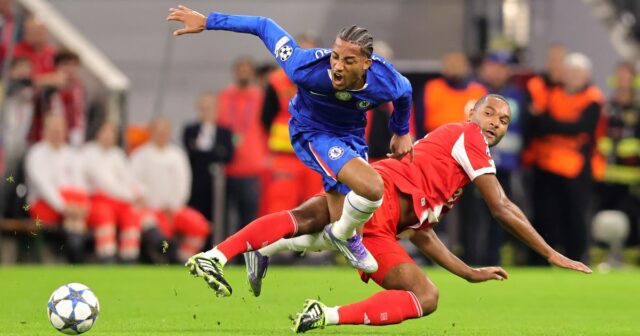 Joao Pedro bol ďaleko od lopty, keď ho zaviazal obranca Bayern Jonathan Tah