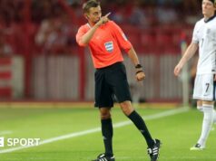 Srbsko 0-5 Anglicko: Kvalifikátor Globe Mug Zastavený pri rozhodcovi po laserovom pere žiarilo v Ezri Konsa Referee Clement Turpin points to the stands during England's World Cup qualifier with Serbia in Belgrade