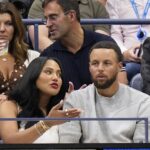 Steph Curry sleduje Carlos Alcaraz a Jannik Sinner vo finále US Open Men's Final