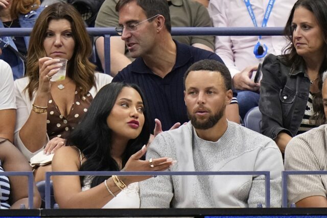Steph Curry sleduje Carlos Alcaraz a Jannik Sinner vo finále US Open Men's Final