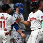 Strážcovia zabezpečujú kotvisko play -off na divokom povrchu; Astros sa zbavil