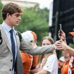 Manning pozdravuje fanúšikov pred zápasom proti štátnym Spartansom v San Jose v sobotu
