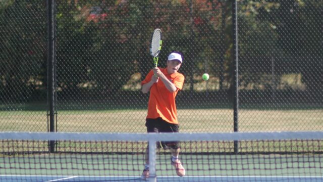 Sturgis Tennis Group porazí Otsego s pohybom piesní 

