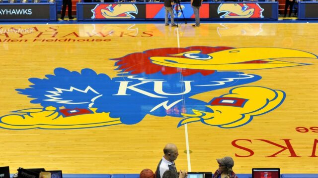 Taylen Kinney, prenájom basketbalu č. 17, venuje sa Kansasu 

