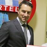 Piotr Szczerek prerušil svoje ticho po tom, čo prilákal zúrivosť za ukradnutie klobúka od mladého fanúšika