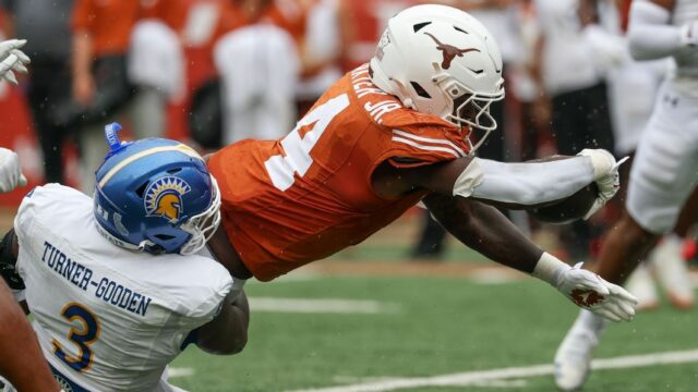 Texas RB CJ Baxter ublížil pri počiatočnej hre; eliminovaný vs. utep 

