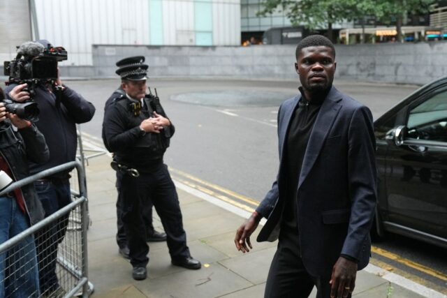 Bývalý futbalista Arsenal Ghanian Thomas Partey prichádza na Southwark Crown Court v Londýne 17. septembra 2025. 32-ročný Ghana International bol obvinený z piatich znásilnení proti dvom ženám a jedného počtu sexuálnych útokov proti tretej žene. Údajné trestné činy sa uskutočnili v rokoch 2021 až 2022, keď bol hráčom Arsenalu. (Foto: Carlos Jasso / AFP) (Foto: Carlos Jasso / AFP prostredníctvom Getty Images)