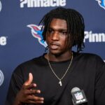 Tennessee Titans quarterback Cam Ward hovorí počas nedeľnej tlačovej konferencie