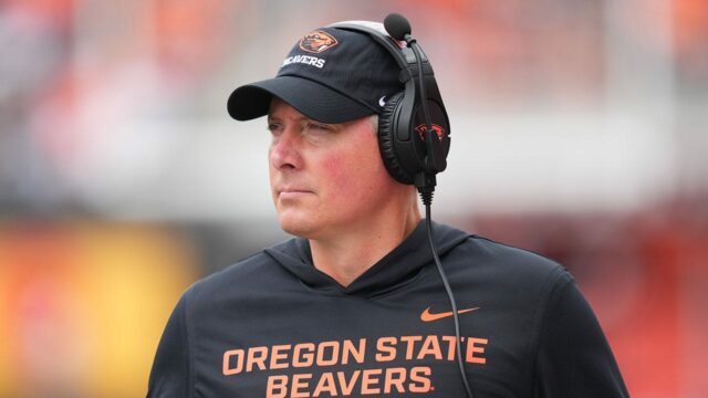 Tréner Oregon State Head Trainer slzy jedinečné skupiny po nezvyčajnej nehode 

