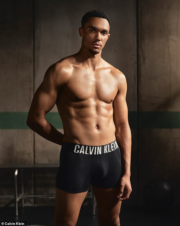 Trent Alexander-Arnold prúžky úplne nahý, keď zobrazuje svoje roztrhané telo Trent Alexander-Arnold sa zbavil svojich boxerov v najnovšej reklame Calvina Kleina