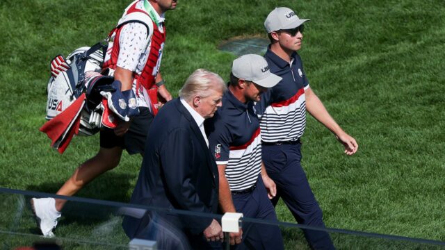 Trump pije ruky s Brysonom DeChambeauom v hrnčeku Ryder 

