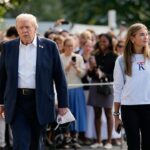 Trump pozerá na hrnček Ryder, ktorý sa vydáva na Bethpage Black
