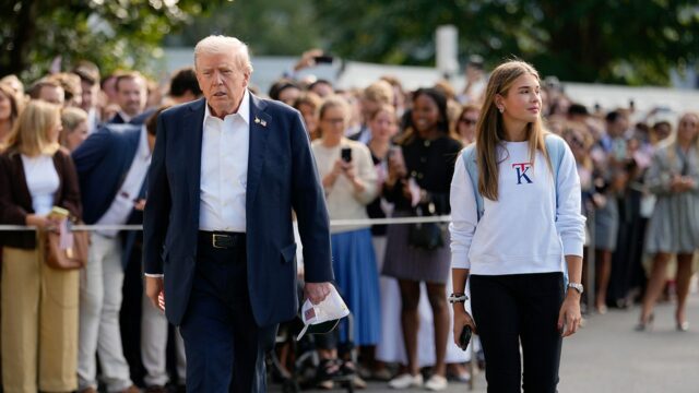Trump pozerá na hrnček Ryder, ktorý sa vydáva na Bethpage Black 

