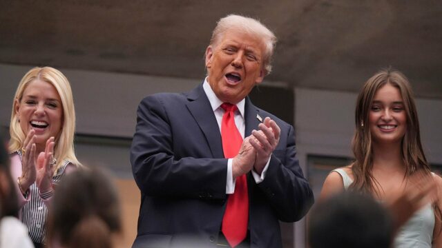 Trump získa kombinovanú reakciu od Spojených štátov Open Group v New Yorku 

