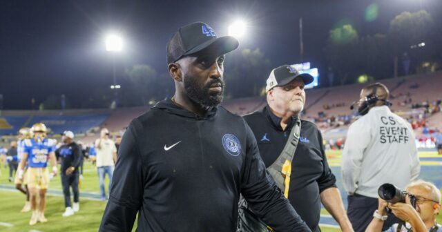 UCLA vypúšťa futbalový tréner Deshaun Foster po Winless Begin 

