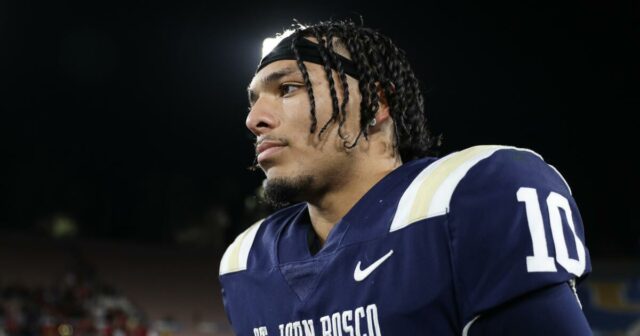 UCLA záložný quarterback Pierce Clarkson zadržaný o nákladoch na zločin 

