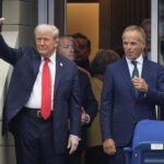 Prezident Donald Trump máva, keď dorazí na US Open Tennis Men's Singles, posledná nedeľa 7. septembra 2025, v Flushing, NY (AP Photo/Manuel Balce Ceneta)