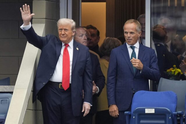 Prezident Donald Trump máva, keď dorazí na US Open Tennis Men's Singles, posledná nedeľa 7. septembra 2025, v Flushing, NY (AP Photo/Manuel Balce Ceneta)