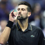 Novak Djokovic zo Srbska vráti výstrel proti Taylor Fritz v Spojených štátoch počas štvrťfinálového kola amerických otvorených tenisových majstrovstiev, utorok 2. septembra 2025 v New Yorku. (AP fotka/Adam hlad)