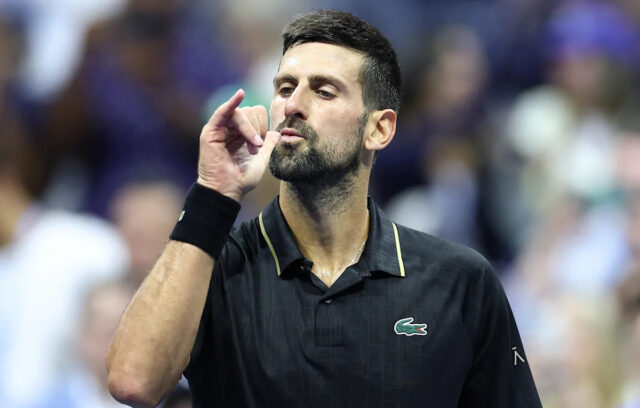 Novak Djokovic zo Srbska vráti výstrel proti Taylor Fritz v Spojených štátoch počas štvrťfinálového kola amerických otvorených tenisových majstrovstiev, utorok 2. septembra 2025 v New Yorku. (AP fotka/Adam hlad)