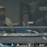 Tom Brady bol v pondelok večer spozorovaný medzi trénerským personálom lupičov