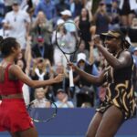 Leylah Fernandez, vľavo z Kanady a Venuša Williams, zo Spojených štátov amerických, oslavujú víťazstvo počas dvojhry tretieho kola štvorhry amerických otvorených tenisových majstrovstiev, pondelok 1. septembra 2025 v New Yorku.