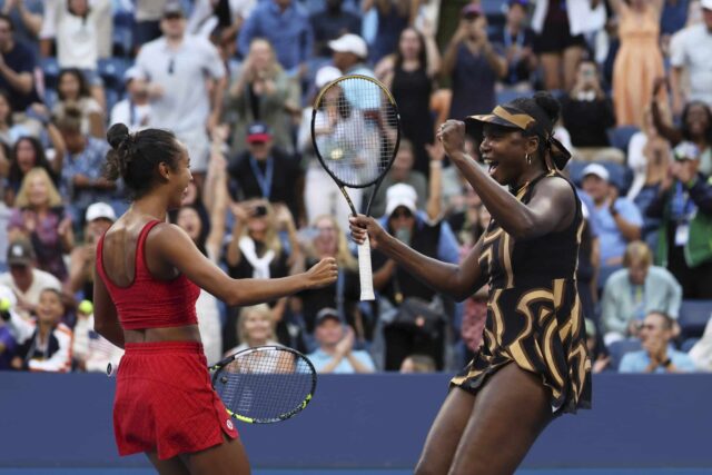 Leylah Fernandez, vľavo z Kanady a Venuša Williams, zo Spojených štátov amerických, oslavujú víťazstvo počas dvojhry tretieho kola štvorhry amerických otvorených tenisových majstrovstiev, pondelok 1. septembra 2025 v New Yorku.