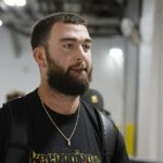 Skylar Thompson je videný prichádzajúci do hry Steelers v nedeľu v Dubline v Írsku