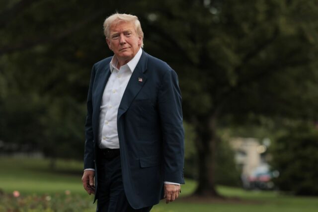 Viditeľnosť Donalda Trumpa v Ryderovom hrnci, aby ste videli, ako sledovatelia vykonávajú testovanie v štýle TSA v Bethpage Black 

