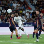 Vinicius Junior preberá Jeremy Toljana.