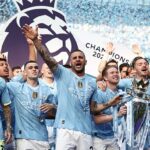 Kyle Walker vedie oslavy, keď Manchester City oslavuje víťazstvo titulu Premier League v máji 2024