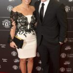 Wayne Rooney zdieľa nepríjemný komentár, že bývalý šéf muža United Louis van Gaal kedysi urobil svojej manželke Coleen (vľavo na obrázku v roku 2015)