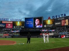 Yankees rozpoznáva Charlieho Kirka s minútou ticha po zajatí Utahu Yankees rozpoznáva Charlieho Kirka s minútou ticha po zajatí Utahu