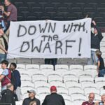 Západné bravčové mäso zverené sfarbením a zomrieť divokým futbalom a divokými majiteľmi vo divokej aréne