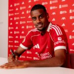 Isak je hráč Liverpoolu po letnom prenasledovaní