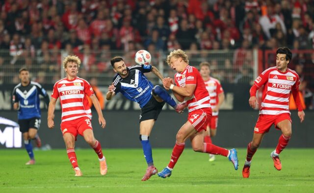 Berlín, Nemecko: Fabio Vieira z Hamburger SV sa pomáha po ihrisku po prijatí červenej karty počas zápasu Bundesliga medzi 1.