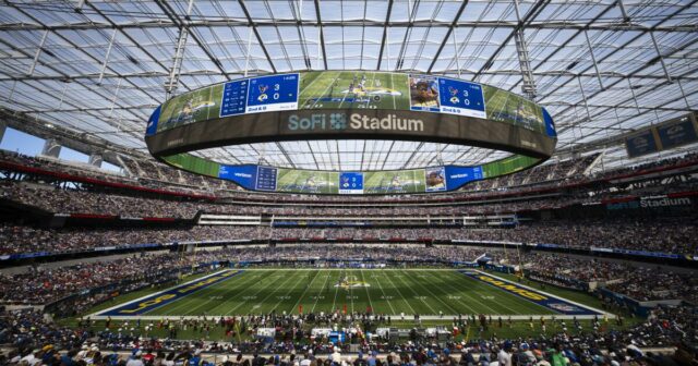 Ženy Texans Follower krvavý v Sofi v bitke po videohre Rams 

