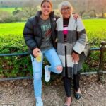 Sam Kerr je vyobrazená so svojou babičkou Coral, ktorá zomrela vo veku 90 rokov