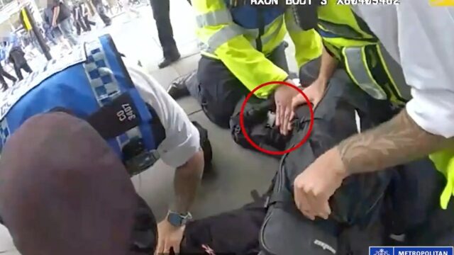 Polícia prijala 999 hovorov po tom, čo ľudia zbadali podozrivé oblečenie